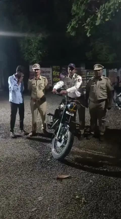 आज रोजी पोलीस मुख्यालय येथे 19.30 वा. शहर वाहतूक शाखा कार्यालय गेट समोर एक बुलेट क्र.MH-22/W- 4741 चा चालक नामे कृष्णा शिंदे राहणार खंडोबा बाजार परभणी हा कर्णकर्कश आवाज करत जात असताना त्यास थांबवून त्याच्या बुलेटचे सायलेन्सर मॉडीफाईड असल्याने काढून घेण्यात आले असून त्याच्यावर मोटार वाहान कायदा 198/177 प्रमाणे दंडात्मक कारवाई करण्यात आली आहे.