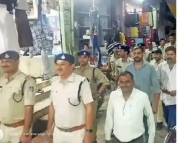 चंदेरी: विजयादशमी पर पुलिस ने निकाला फ्लैग मार्च