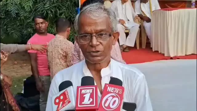 ইলামবাজার: মায়ের এক মাসের পেনশনের টাকায় দুঃস্থদের বস্ত্র বিতরণ! ইলামবাজারে মানবিকতার অনন্য নজির গড়লেন সুনীল কুমার ঘোষ