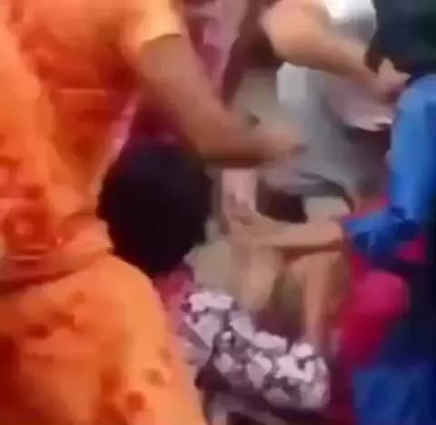 केराकत: पुरानी रंजिश के चलते दबंग व्यक्ति ने महिला को लात-घुसों से जमकर पीटा, वीडियो हुआ वायरल