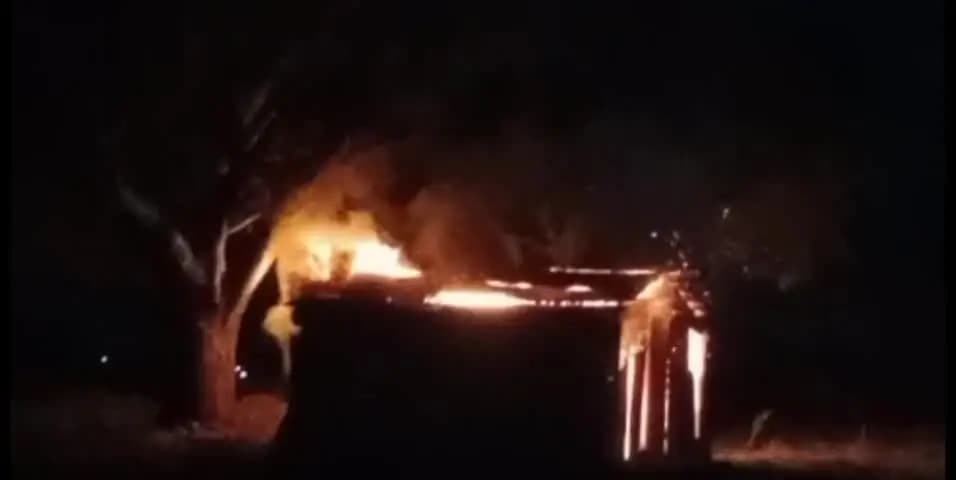 हिण्डौन: गांव गुनसार में पाटोरपोश घर में अज्ञात कारणों से लगी भीषण आग, 2 गह पाटौर जलकर नष्ट, पशुओं का चारा भी हुआ खाक