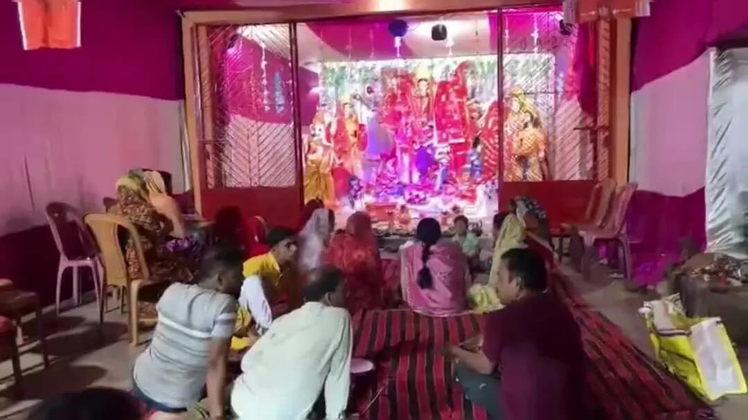 श्री श्री दुर्गा पूजा समिति बेलसियागढ़ ब्लॉक चौक रनिया में रात्रि में डांडिया नाइट और स्थानीय बच्चे व बच्चियों के लिए रं