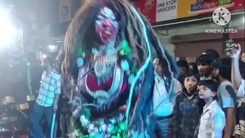 गुन्नौर: कस्बा बबराला में ढोल नगाड़ों की गूंज और देवी देवताओं की मनमोहक झांकियों के साथ काली का अखाड़ा शोभायात्रा निकाली गई