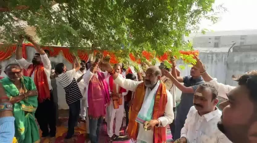 సిరిసిల్ల: విజయదశమి సందర్భంగా జమ్మి చెట్టుకు శమీ పూజ నిర్వహించి ప్రత్యేక పూజలు నిర్వహించిన ప్రభుత్వ విప్ ఆది శ్రీనివాస్