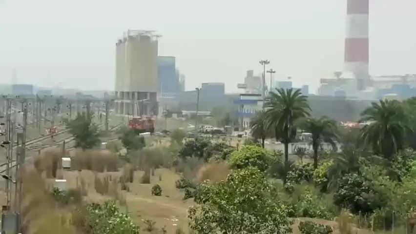 गोड्डा: गोड्डा में निरझी नदी का काला पानी बना चिंता का विषय, अडानी पावर पर उठे सवाल, छठ महापर्व से पहले नदी की सफाई की मांग तेज!