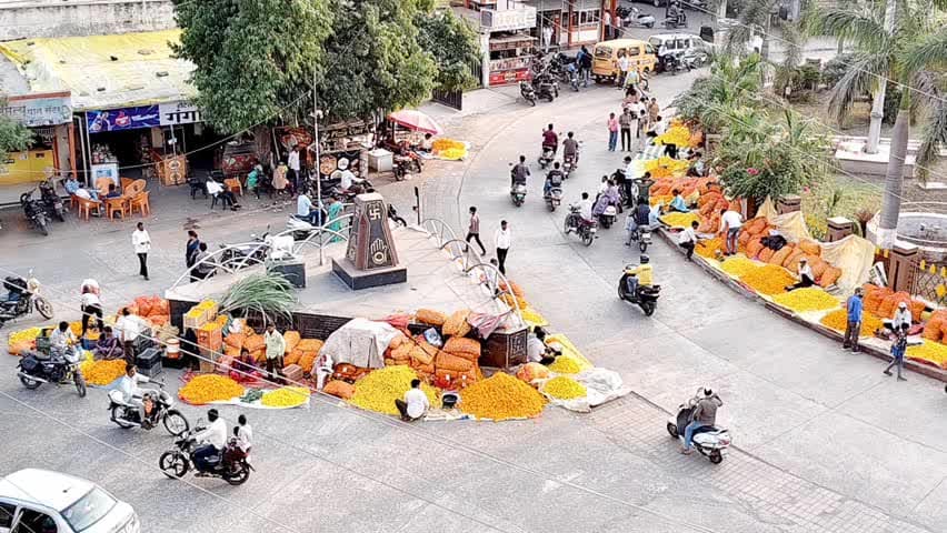 जालना: जालना शहरात उन्हाचा तडाखा; रस्त्यांवर शुकशुकाट!..
सकाळी थंडीचा अनुभव, दुपारी उन्हाच्या झळा; महिला भगिनींकडून रुमाल आणि