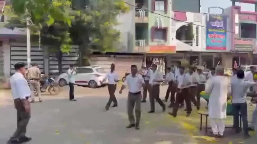 सुसनेर: विजयादशमी पर सुसनेर की केशव व माधव बस्ती में RSS का पथ संचलन, हुई पुष्पवर्षा, पुलिस बल तैनात