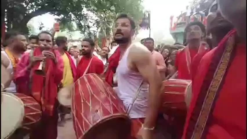ସୋନପୁର: ସହରରେ ମହାବଳି ଯାତ୍ରାରେ OAS ଅଫିସର ନୀତେଶ ବାରିକ ବଜାଇଲେ ଡୋଲ