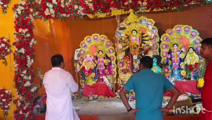 গাজোল: মহানবমীতে মণ্ডল বাড়ির দুর্গাপুজোয় উপস্থিত গাজোলের বিধায়ক চিন্ময় দেব বর্মন