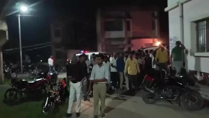 धनवार: सड़क हादसे के बाद आक्रोशित लोगों ने प्रभारी के आवास पर ताला जड़ा