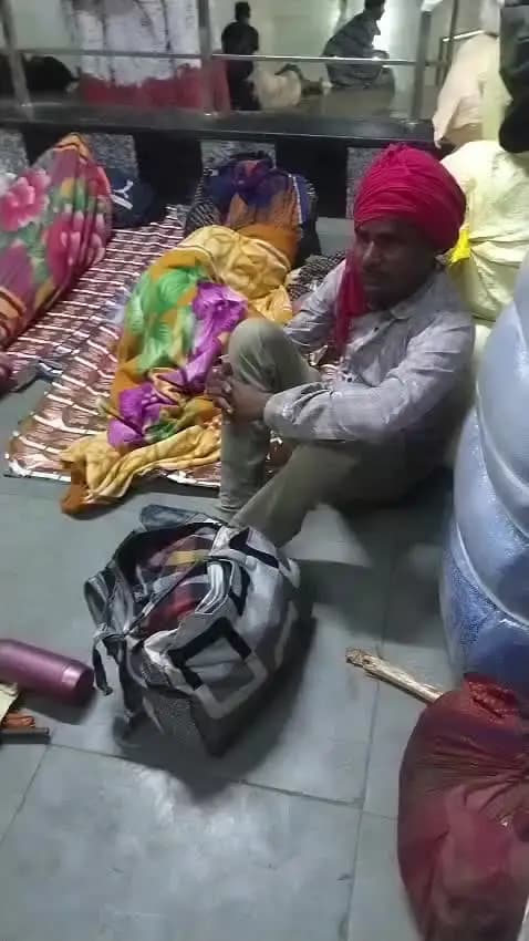 यह व्यक्तिकहीं पर भी मिले तो 8756216221,7974407708,8400275700 इन नंबर पर कॉल करो