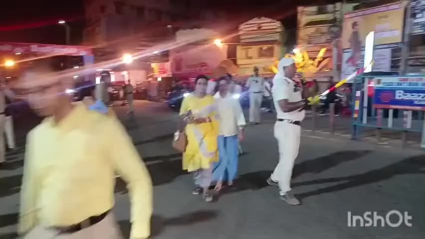 বর্ধমান ১: শহর বর্ধমানের বীরহাটা থেকে পুলিশ লাইন পর্যন্ত জিটি রোডে যান চলাচল স্বাভাবিক রাখতে ট্রাফিক ওসি চিন্ময় ব্যানার্জি