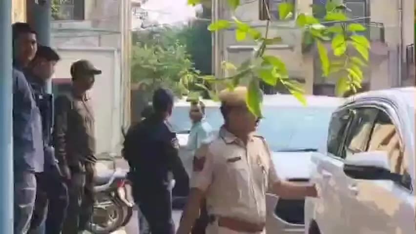 लाडपुरा: टाइगर श्रॉफ पर फायरिंग, मुंबई पुलिस ने आरोपियों को कोटा से लेकर रवाना किया, आगे-पीछे पुलिस की एस्कॉर्ट गाड़ियां