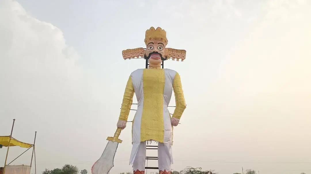 बुरहानपुर नगर: रेणुका माता मंदिर दशहरा मैदान में होगा 51 फीट ऊंचे रावण का दहन तैयारियां शुरू