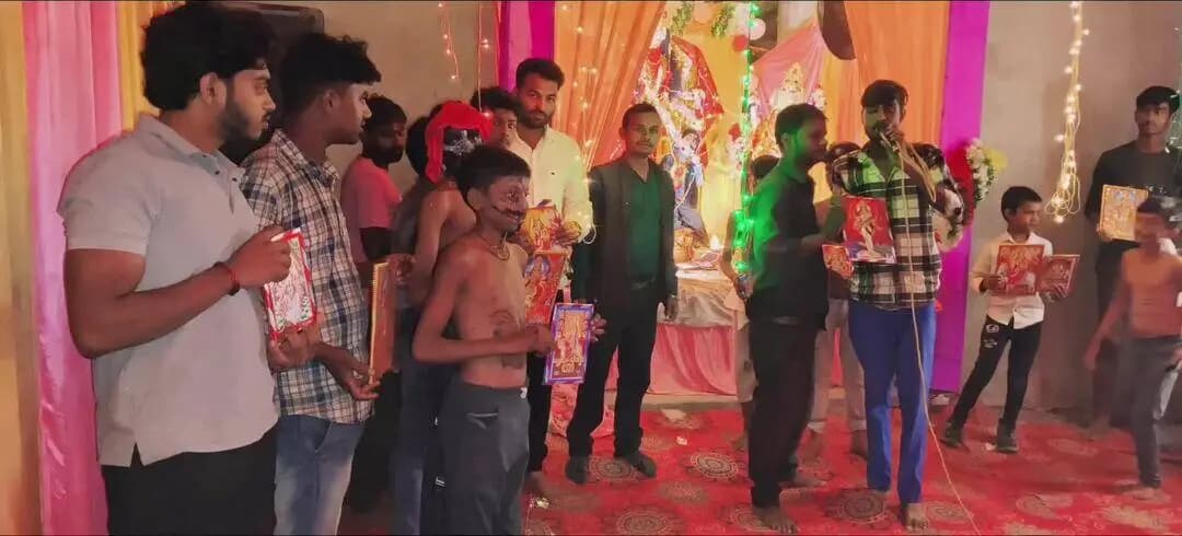 दुर्गा पंडाल में सक्रिय कार्यकर्ताओं को माता रानी का प्रतिमा भेट किए श्रधालुओं ने लगाया जयकारे