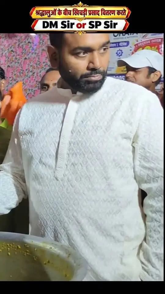 श्रद्धालुओं के बीच नवमी के महाप्रसाद वितरण करते Dm Sir or SP Sir
Information & Public Relations Department, Government of Bihar #saurabh_suman_yadav #swarna_prabhat Motihari Police #dmmotihari #ias #bihari