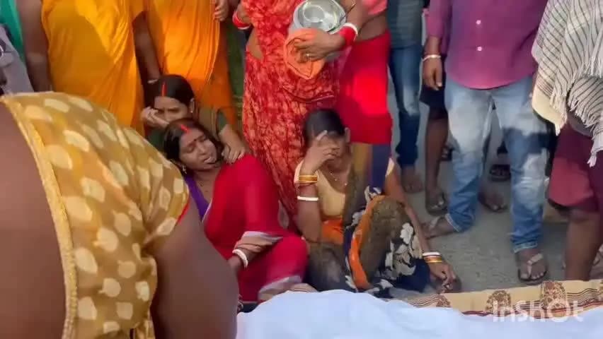 धनवार: सड़क हादसे में किशोर की मौत के बाद आक्रोशित लोगों ने सड़क जाम कर किया प्रदर्शन
