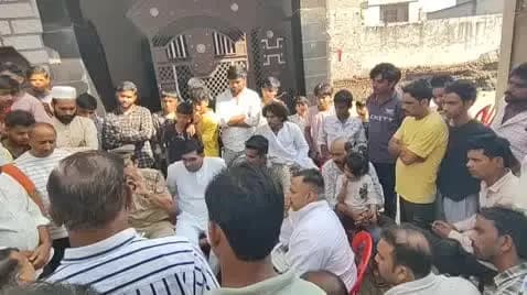 बुढ़ाना: कस्बे के मंडवाड़ा रोड पर एक किशोर ने फांसी के फंदे पर लटककर आत्महत्या की, पुलिस मौके पर पहुंची