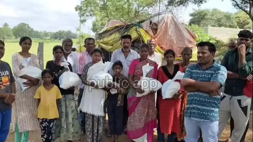 ಚಿಕ್ಕಬಳ್ಳಾಪುರ: ಚಿಕ್ಕಬಳ್ಳಾಪುರದಲ್ಲಿ ಹಾಗೂ ಗುಡಿಬಂಡೆಯಲ್ಲಿ ಬಡವರಿಗೆ ಪುಡ್ ಕಿಟ್ ವಿತರಿಸಿ ವಿಜಯ ದಶಮಿ ಆಚರಣೆಗೆ ಶುಭಕೋರಿದ ಸಮಾಜ ಸೇವಕ ಪ್ರಕಾಶ್
