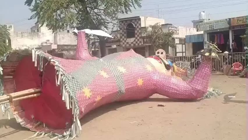 बांसवाड़ा: कॉलेज मैदान में दशहरा मेले की धूम: 3.10 लाख में बने 35 फीट के रावण और मेघनाद-कुंभकर्ण के पुतले, क्रेन से खड़े किए गए