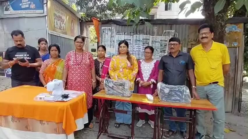 কোচবিহার ১: কোচবিহারে বিজেপি নেত্রীর উদ্যোগে হল সেলাই মেশিন বিতরণ
