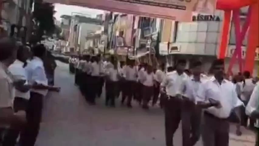 बड़गांव: उदयपुर में विजयादशमी पर RSS का पथ संचलन, शस्त्र पूजन के बाद सूरजपोल से चेतक चौराहे तक निकले स्वयंसेवक