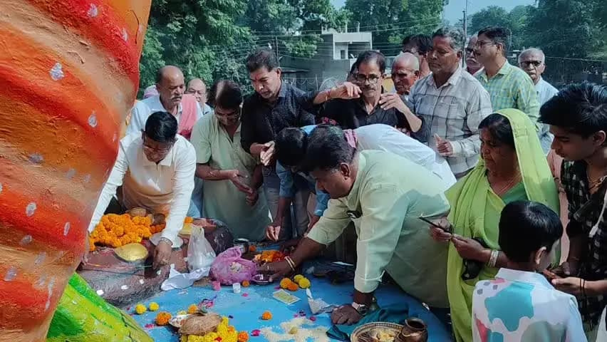 मंदसौर: रावण की प्रतिमा के सिर पर गधा, खानपुरा में जमाई के रूप में नामदेव समाज द्वारा की गई रावण की पूजा