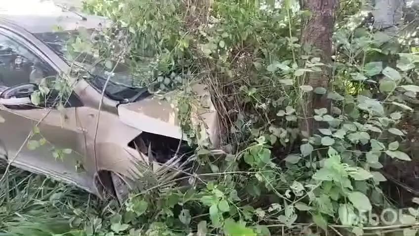 कुलपहाड़: सतारी पुलिया के पास तेज रफ्तार कार अनियंत्रित होकर पेड़ से टकराने के बाद खाई में गिरी, एक की मौत और तीन घायल