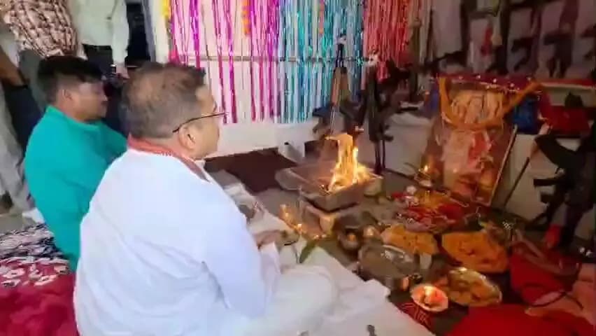 कवर्धा: विजयदशमी पर एसपी जितेन्द्र कुमार यादव ने न्यू पुलिस लाइन में किया शस्त्र पूजन, जिलेवासियों की सुख-समृद्धि की की कामना