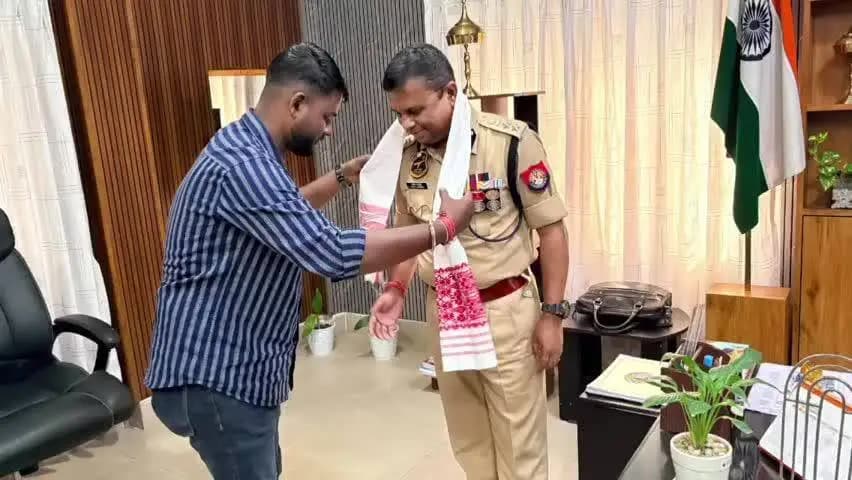 বঙাইগাঁও ভাগ: শাৰদীয় দুৰ্গোৎসৱৰ উপলক্ষে আৰক্ষী অধীক্ষক কাৰ্যালয়ত জেষ্ঠ্য আৰক্ষী অধীক্ষক সহ শীৰ্ষ আৰক্ষী বিষয়াক সম্বৰ্ধনা জাফাৰ