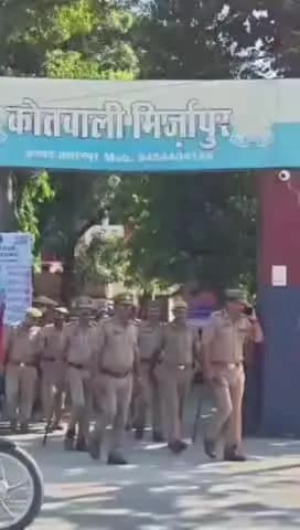 बेहट: मिर्ज़ापुर में पुलिस ने संदिग्ध लोगों की तलाशी लेकर की पूछताछ
