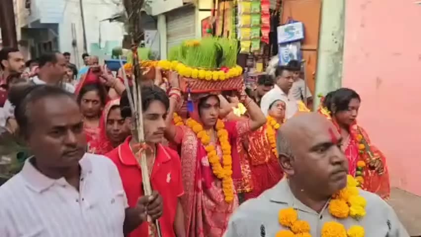 मंदसौर: मंदसौर के वार्ड क्रमांक 24 में कहार भोई समाज ने पारंपरिक बाड़ी निकाली, जवारे का किया विसर्जन