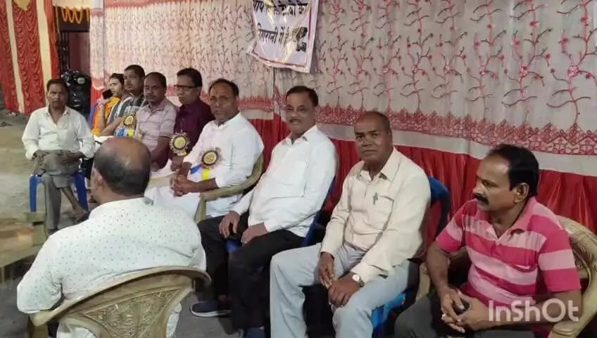 निरसा/चिरकुंडा: निरसा बाजार स्थित गांधी बाजार पूजा पंडाल में कांग्रेस नेता संतोष राय ने किए मां दुर्गा के दर्शन