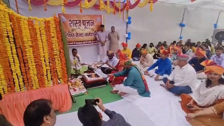 राज्यसभा सांसद श्रीमती माया नारोलिया ने मंगलवार को पुलिस लाइन, नर्मदापुरम में विजयदशमी पर्व पर आयोजित शस्त्र पूजन कार्यक्रम में सम्मिलित होकर शस्त्र पूजन किया।
इस अवसर पर पुलिस महानिरीक्षक श्री चंद्रशेखर सोलंकी शुक्ला, पुलिस उपमहानिरीक्षक श्री वीरेंद्र सिंह, कलेक्टर श्री आशीष वशिष्ठ, पुलिस अधीक्षक श्री साई कृष्णा थोटा सहित अनेक जनप्रतिनिधि, अधिकारी एवं पुलिस विभाग का अमला उपस्थित रहा। इस अवसर पर सांसद श्रीमती नारोलिया ने समस्त नर्मदापुरम वासियों को विजयदशमी पर्व की हार्दिक शुभकामनाएं दीं।
#MadhyaPradesh #Dussehra2026
CM Madhya Pradesh Maya Naroliya Jansampark Madhya Pradesh Department of Religious trusts & Endowments, MP #narmadapuram #JansamparkMP #madhyapradesh