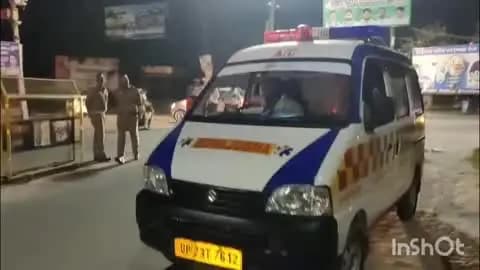 बिजनौर: बिजनौर में पुलिस ने मंडावर चौराहे पर एंबुलेंस में भरकर ले जाए जा रहे अवैध पटाखे पकड़े