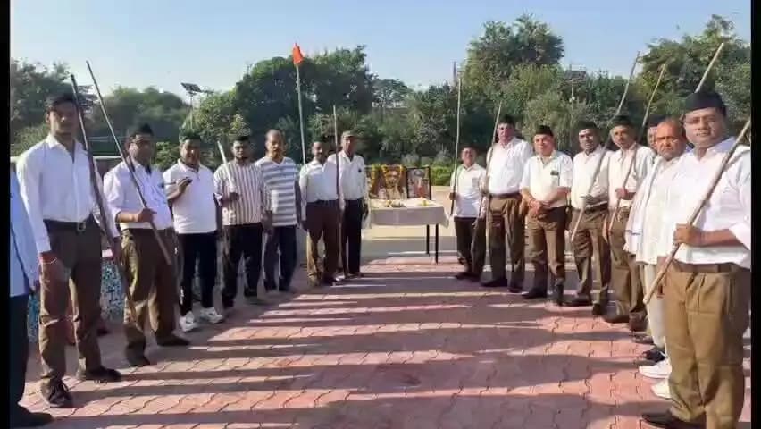 फिरोज़ाबाद: फिरोजाबाद में 70 स्थानों पर संघ का विजयादशमी उत्सव गूंजा, स्वयंसेवकों ने किया शस्त्र पूजन