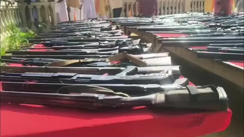 कुंडा: विजयदशमी पर राजा भैया ने बेंती राजमहल में 500 हथियारों का शस्त्र पूजन किया, शक्ति प्रदर्शन की चर्चा