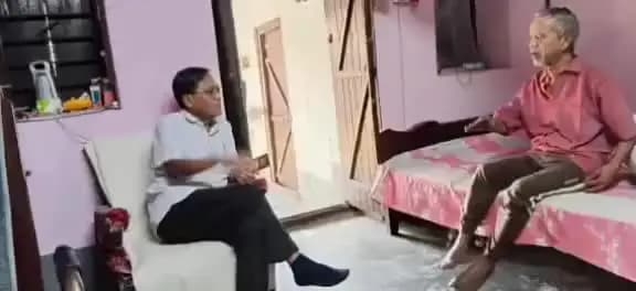 সাব্রুম: সাব্রুম নগর পঞ্চায়েত এলাকায় অসুস্থ সিপিআই(এম) কর্মীদের সাথে করেন রাজ্যের বিরোধী দলনেতা জীতেন্দ্র চৌধুরী