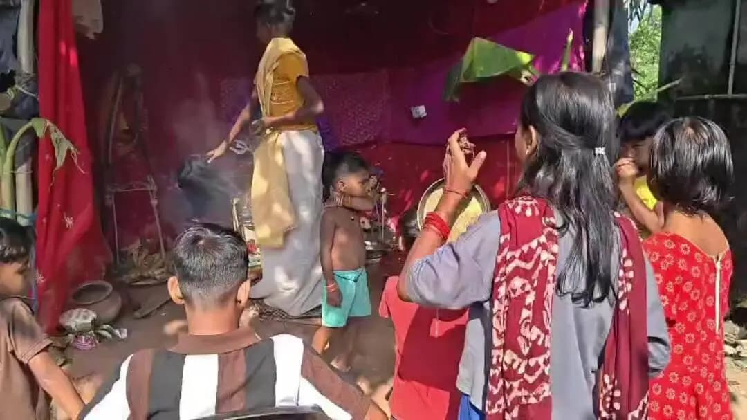 হবিবপুর: নিজের হাতে দেবী প্রতিমা গড়ে পুজোর আয়োজন ১৪ বছরের নয়নের, খুদেদের উদ্যোগে মুগ্ধ এলাকাবাসী