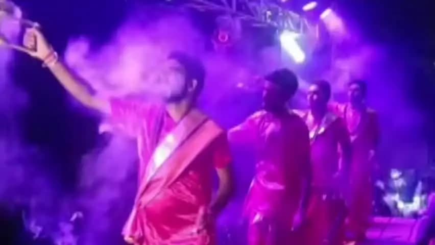 दुमका: दुमका के सृष्टि पार्क में बनारस की तर्ज पर हुई गंगा आरती, उमड़ी श्रद्धालुओं की भीड़