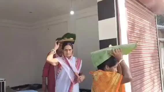 সাব্রুম: সাব্রুম ভারত সংঘ ক্লাবে দূর্গা পুজার অষ্টমীতে অন্ন প্রসাদ বিতরন, ভক্তদের ভীড়