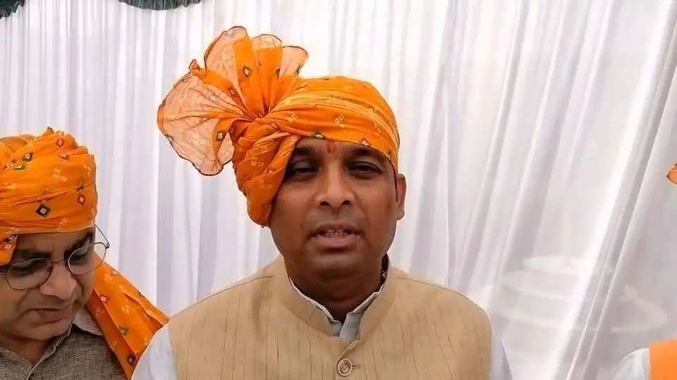 शस्त्र जहां शक्ति और सुरक्षा का प्रतीक हैं, वहीं शास्त्र हमें ज्ञान, विवेक और सही मार्ग पर चलने की प्रेरणा देते हैं- सांसद श्री लोधी