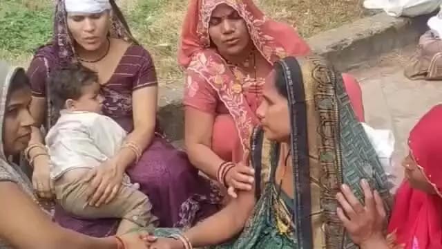 देवास: नेवरी फाटा क्षेत्र में लोडिंग वाहन पेड़ से टकराया, अगला-पिछला हिस्सा अलग हुआ, 10 से अधिक लोग घायल