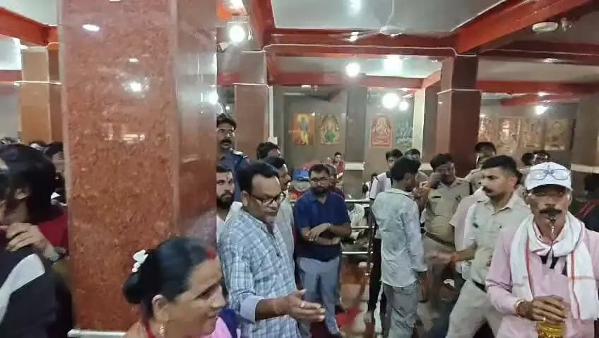 विजयादशमी पर्व के अवसर पर बरेली के समीप स्थित प्रसिद्ध छींद धाम मंदिर पर बड़ी संख्या में श्रद्धालु दर्शन हेतु पहुंच रहे हैं। कलेक्टर श्री रोहित सिसोनिया के निर्देशानुसार बरेली एसडीएम श्री अंकित जैन द्वारा छींद धाम पहुंचकर श्रद्धालुओं की सुविधा हेतु की गई व्यवस्थाओं का जायजा लिया गया।
#Raisen