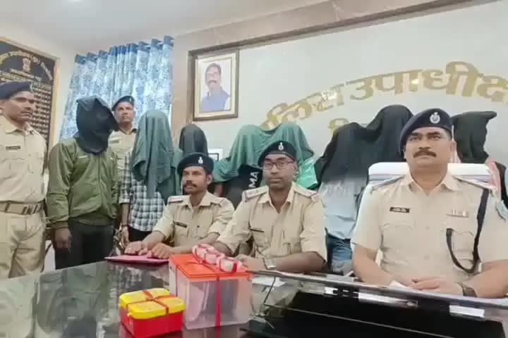 सिमडेगा: सिमडेगा पुलिस ने मादक पदार्थ के साथ 11 लोगों को किया गिरफ्तार, डीएसपी मुख्यालय ने की पत्रकार वार्ता