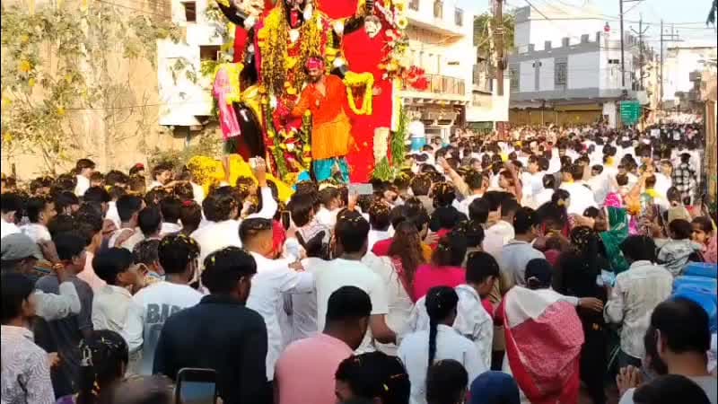 शिवपुरी नगर: शिवपुरी में दशहरे पर भक्तों ने दिखाया अनूठा भक्ति भाव, कंधों पर 9 फीट ऊंची मां काली की प्रतिमा लेकर दौड़े, गूंजे 'जय मां काली'