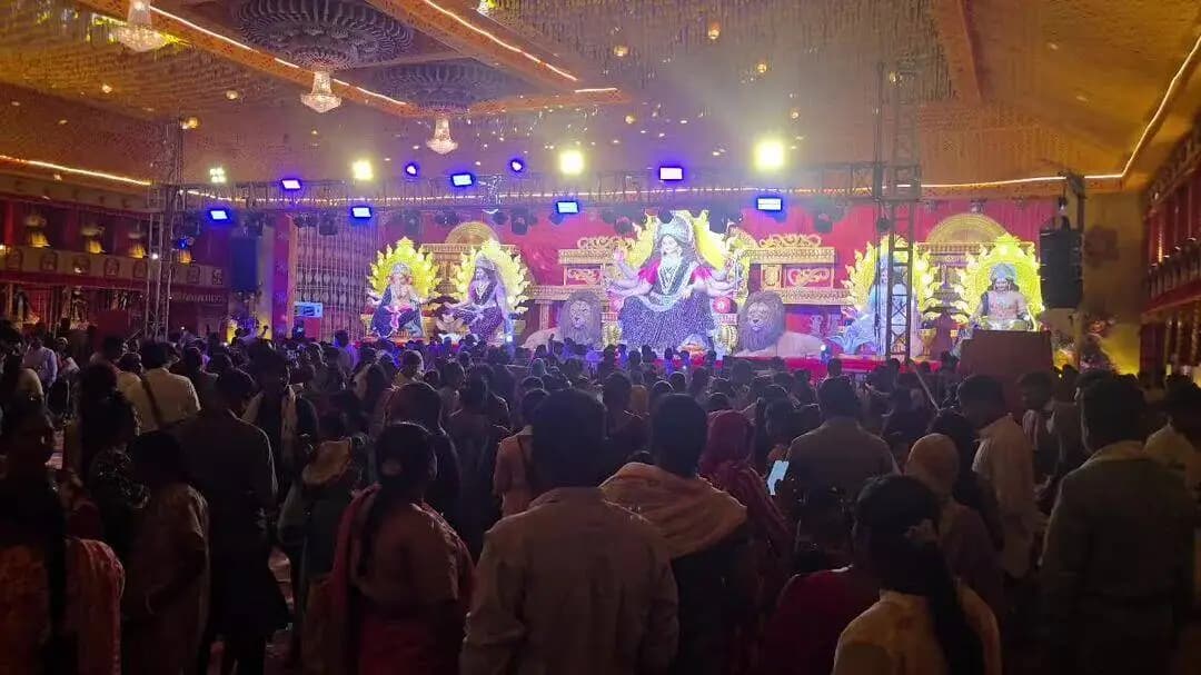 चांपा: नवरात्रि के दसवें दिन चाम्पा के सिवनी मोड़ पर बंगाल के प्रसिद्ध मंदिर टेराकोटा मिट्टी कला थीम पर बना पंडाल