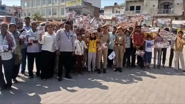 गोवर्धन: बरसाना की मिशन शक्ति टीम ने महिलाओं और बालिकाओं को किया जागरूक, कहा- मनचलों से न डरें, तुरंत दर्ज कराएं एफआईआर