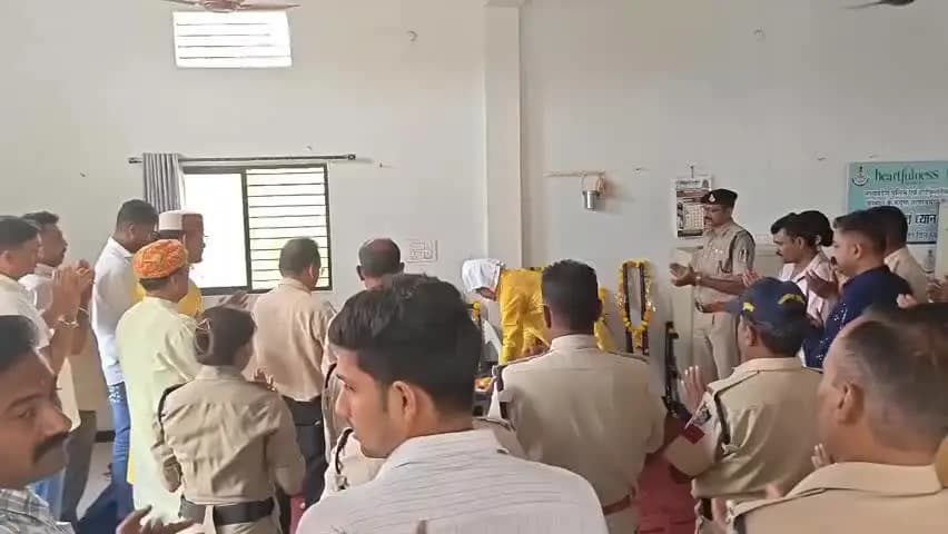 पाटी: पाटी में विजयादशमी पर्व पर थाने में हुआ परंपरानुसार शस्त्र पूजन; गणमान्य नागरिक और पुलिसकर्मी रहे उपस्थित