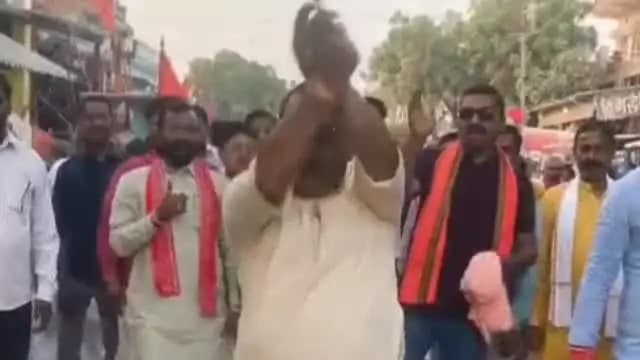 कप्तानगंज: टेकुआटार में गाजे-बाजे के साथ निकला पांच अखाड़ों का जुलूस, विधायक पीएन पाठक ने भी भांजी लाठी